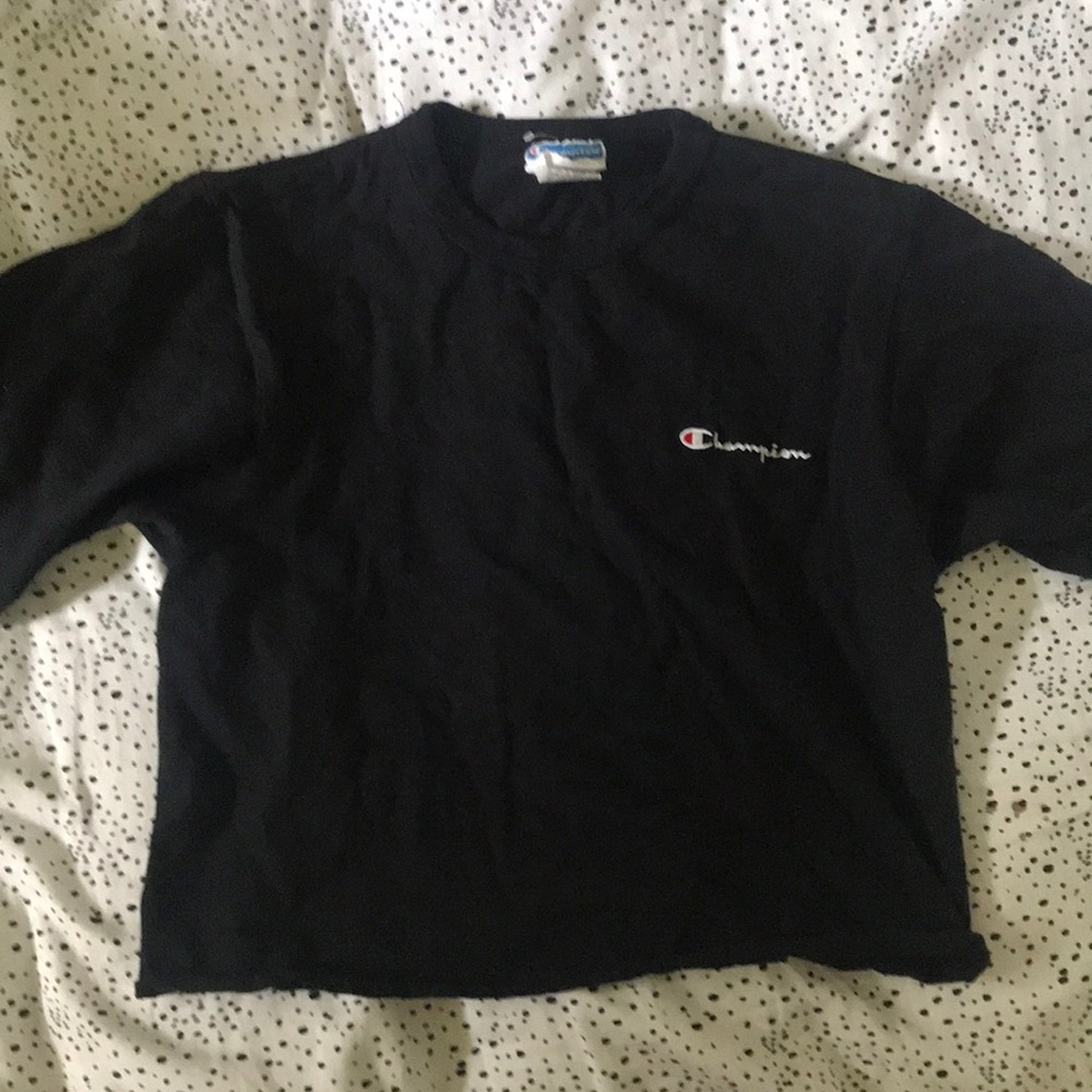 Black cropped champion shirt
